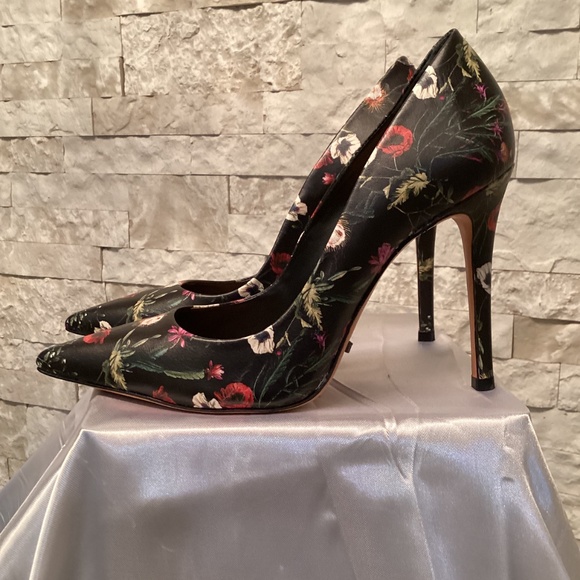 Schutz Gilberta Floral Pumps - Picture 4 of 8